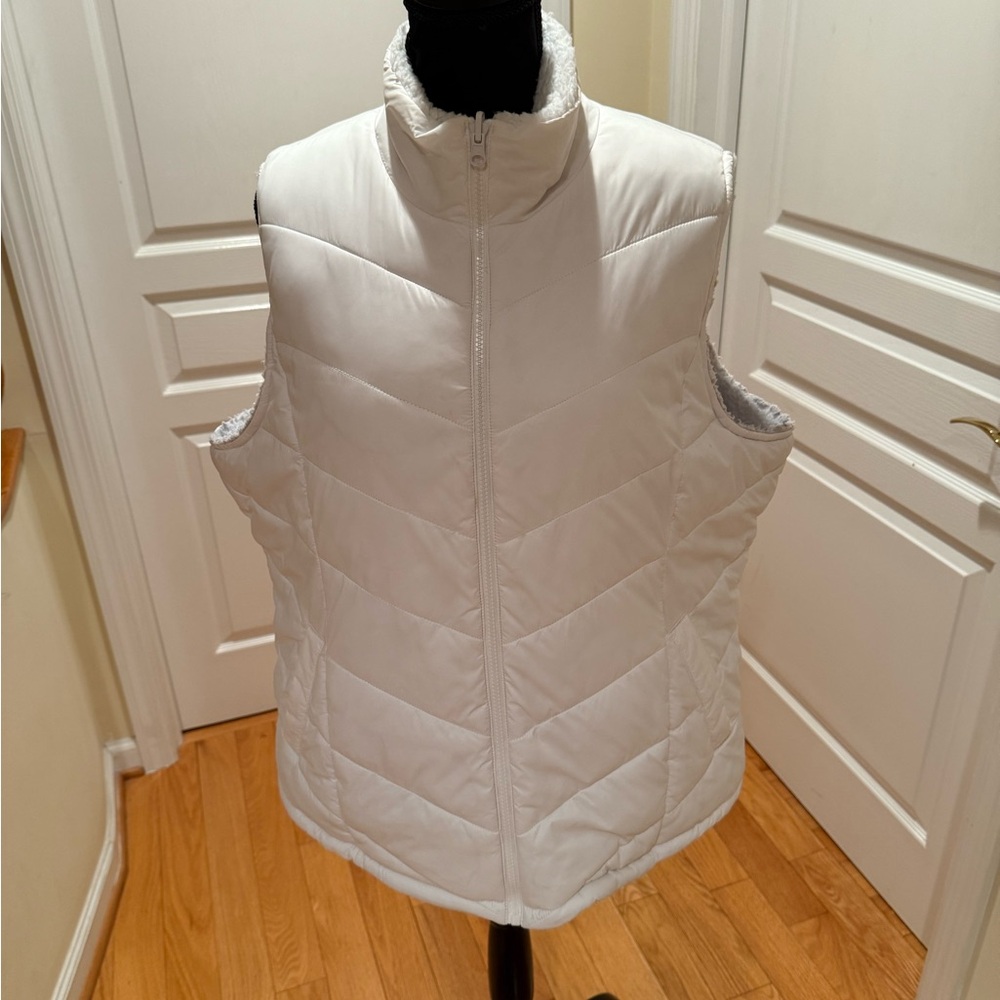 Time and Tru Women's Ivory Quilted Vest Reversible, has pockets on both sides.